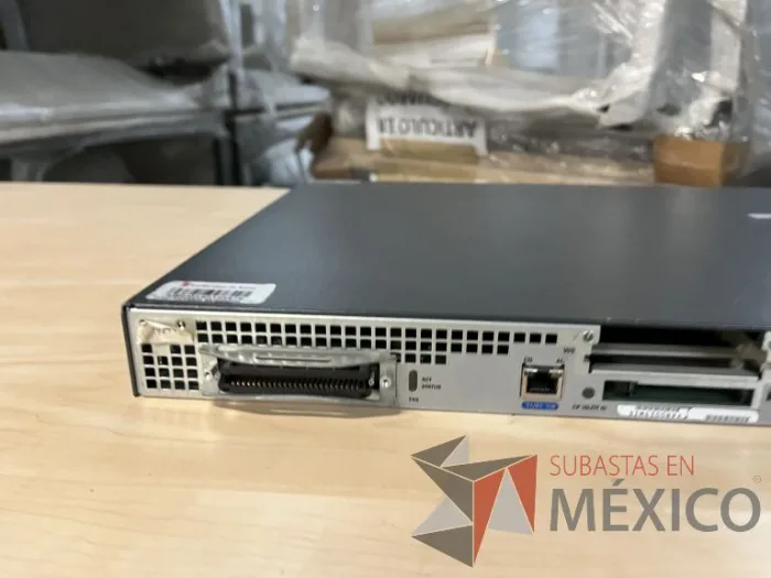Lote 035 - 10 Modem, 63 Switch, Procesador de audio, 2 Chasis de comunicaciones y Gabinete metálico - Imagen 64