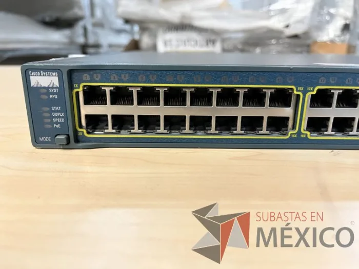Lote 035 - 10 Modem, 63 Switch, Procesador de audio, 2 Chasis de comunicaciones y Gabinete metálico - Imagen 69