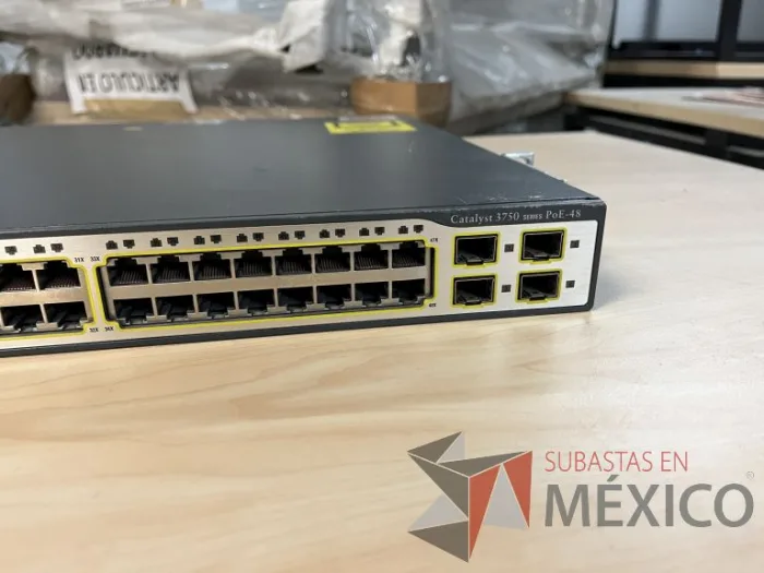 Lote 035 - 10 Modem, 63 Switch, Procesador de audio, 2 Chasis de comunicaciones y Gabinete metálico - Imagen 76