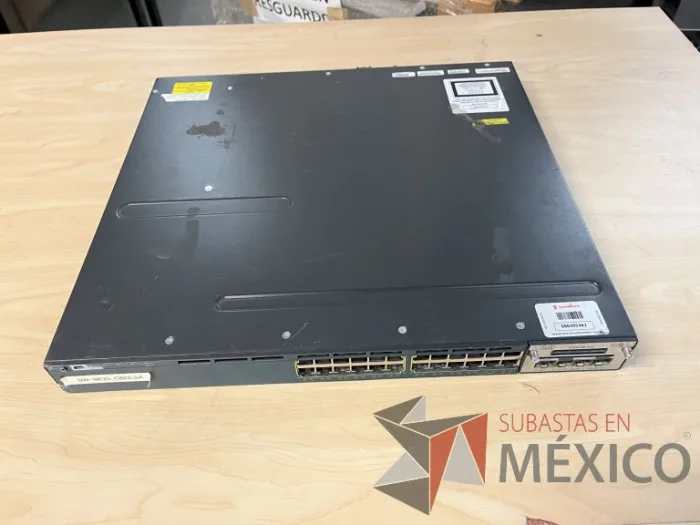 Lote 035 - 10 Modem, 63 Switch, Procesador de audio, 2 Chasis de comunicaciones y Gabinete metálico - Imagen 80