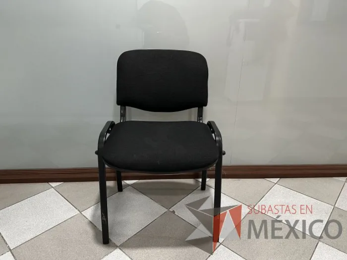 Lote 006 - 2 Sillas fijas, asiento y respaldo en tela color negro