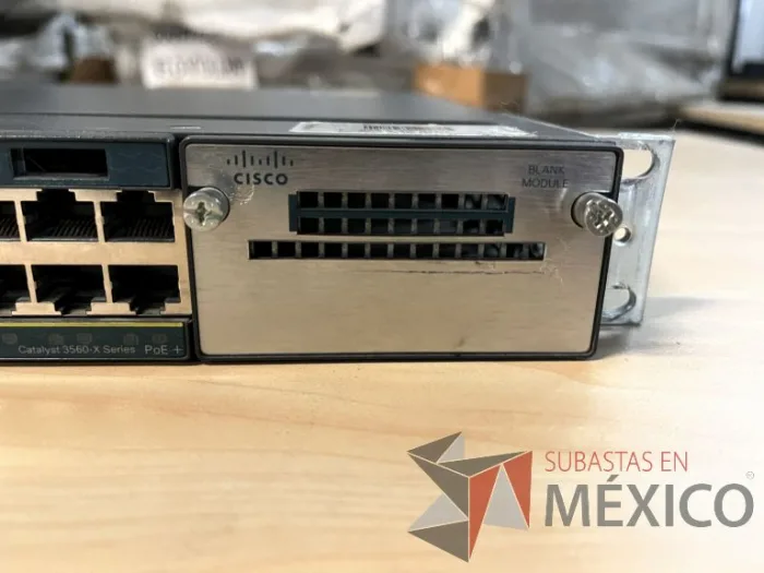 Lote 035 - 10 Modem, 63 Switch, Procesador de audio, 2 Chasis de comunicaciones y Gabinete metálico - Imagen 90