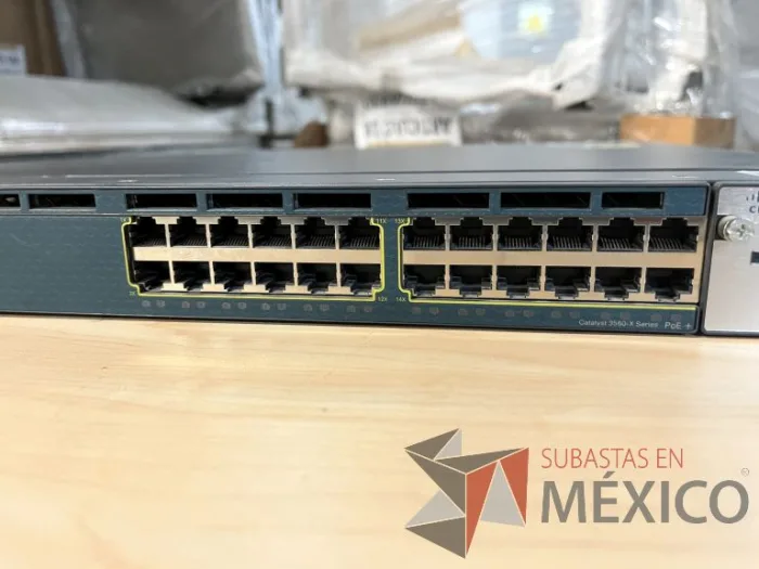 Lote 035 - 10 Modem, 63 Switch, Procesador de audio, 2 Chasis de comunicaciones y Gabinete metálico - Imagen 91