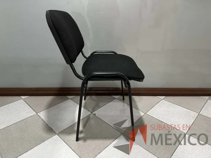 Lote 006 - 2 Sillas fijas, asiento y respaldo en tela color negro - Imagen 3