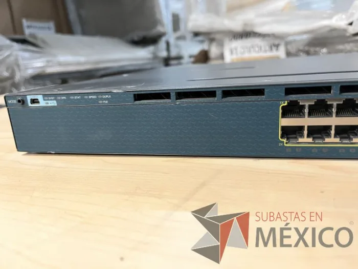 Lote 035 - 10 Modem, 63 Switch, Procesador de audio, 2 Chasis de comunicaciones y Gabinete metálico - Imagen 92