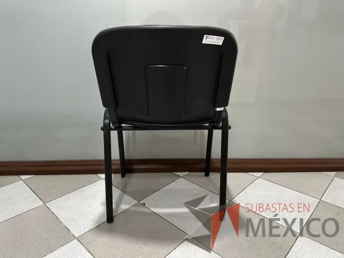 Lote 006 - 2 Sillas fijas, asiento y respaldo en tela color negro - Imagen 4