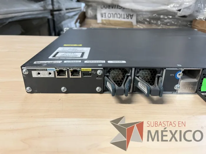 Lote 035 - 10 Modem, 63 Switch, Procesador de audio, 2 Chasis de comunicaciones y Gabinete metálico - Imagen 94