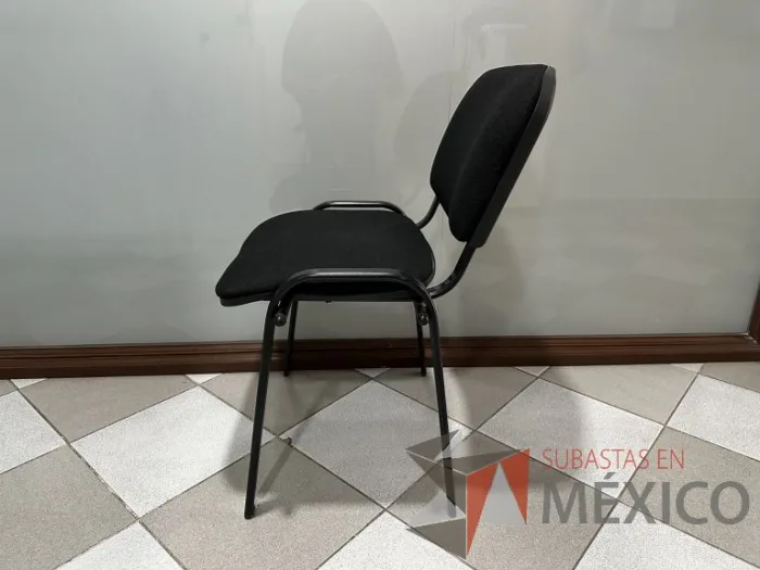 Lote 006 - 2 Sillas fijas, asiento y respaldo en tela color negro - Imagen 5