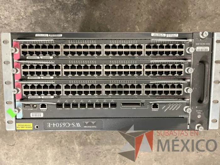 Lote 035 - 10 Modem, 63 Switch, Procesador de audio, 2 Chasis de comunicaciones y Gabinete metálico - Imagen 97