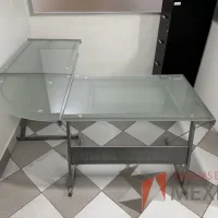 Lote 002 - Escritorio en escuadra con estructura metálica y cubiertas de vidrio con porta teclado - Imagen 2