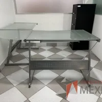 Lote 002 - Escritorio en escuadra con estructura metálica y cubiertas de vidrio con porta teclado - Imagen 3