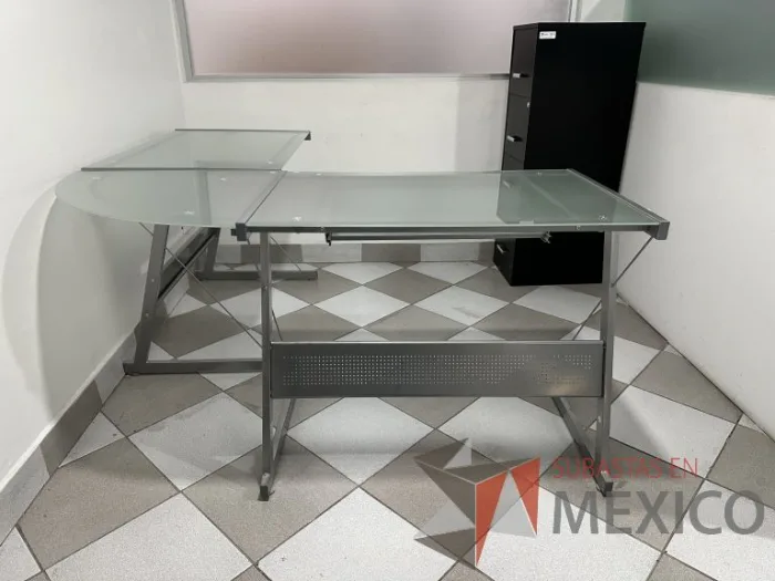 Lote 002 - Escritorio en escuadra con estructura metálica y cubiertas de vidrio con porta teclado - Imagen 3