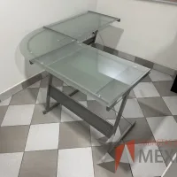 Lote 002 - Escritorio en escuadra con estructura metálica y cubiertas de vidrio con porta teclado - Imagen 4