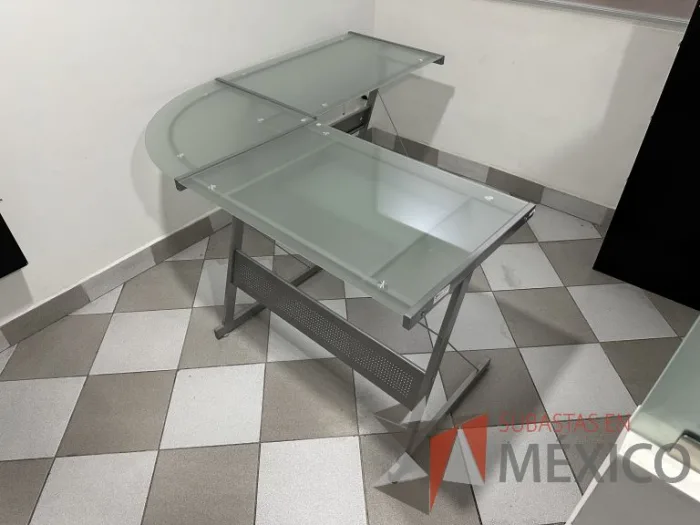 Lote 002 - Escritorio en escuadra con estructura metálica y cubiertas de vidrio con porta teclado - Imagen 4
