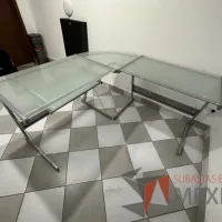 Lote 002 - Escritorio en escuadra con estructura metálica y cubiertas de vidrio con porta teclado