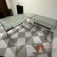 Lote 002 - Escritorio en escuadra con estructura metálica y cubiertas de vidrio con porta teclado - Imagen 6