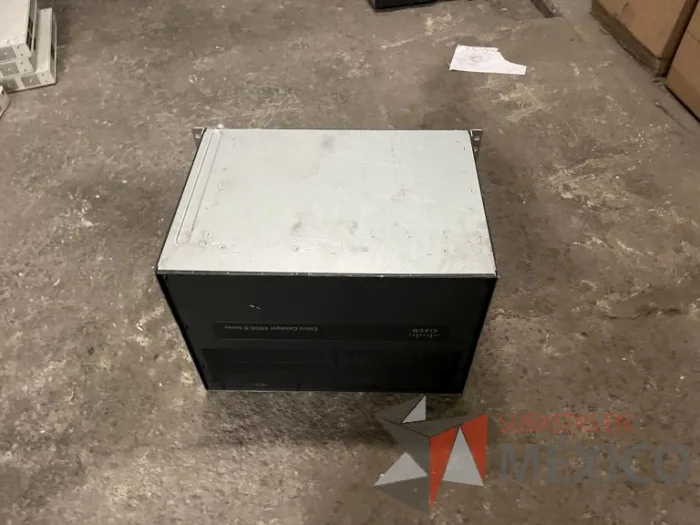 Lote 035 - 10 Modem, 63 Switch, Procesador de audio, 2 Chasis de comunicaciones y Gabinete metálico - Imagen 106