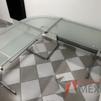 Lote 002 - Escritorio en escuadra con estructura metálica y cubiertas de vidrio con porta teclado - Imagen 7