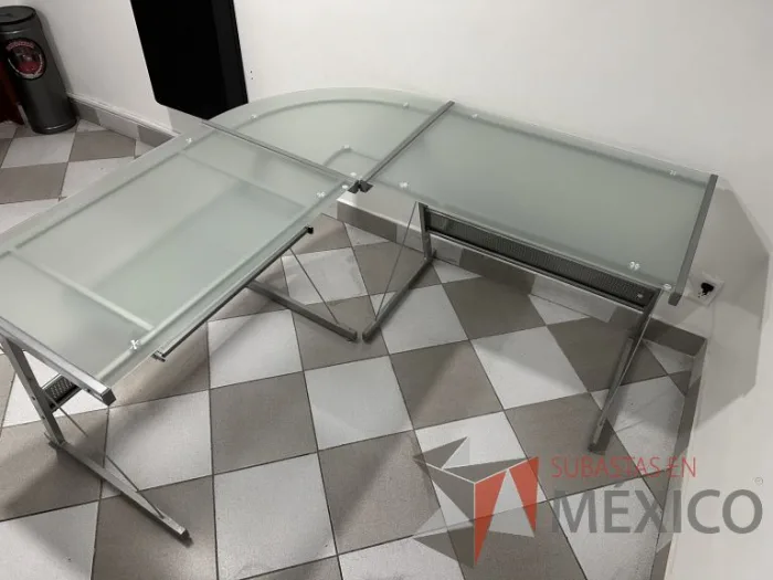 Lote 002 - Escritorio en escuadra con estructura metálica y cubiertas de vidrio con porta teclado - Imagen 7