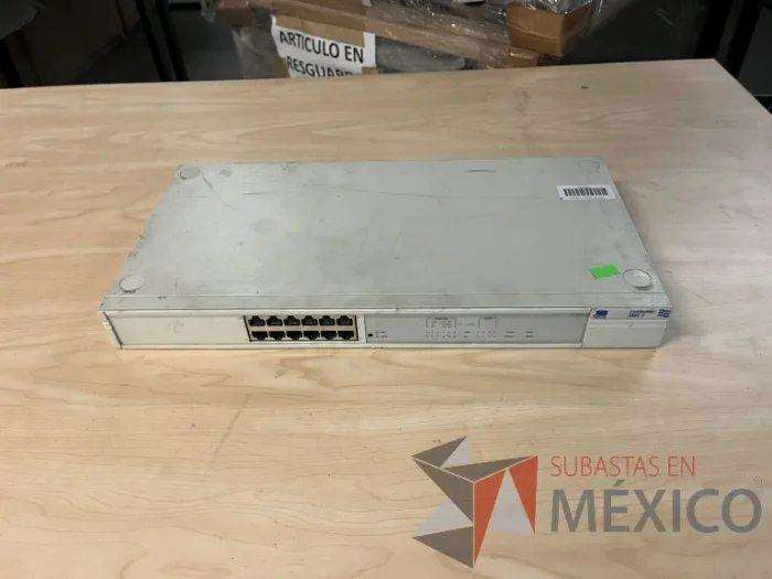 Lote 035 - 10 Modem, 63 Switch, Procesador de audio, 2 Chasis de comunicaciones y Gabinete metálico - Imagen 108