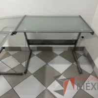 Lote 002 - Escritorio en escuadra con estructura metálica y cubiertas de vidrio con porta teclado - Imagen 8