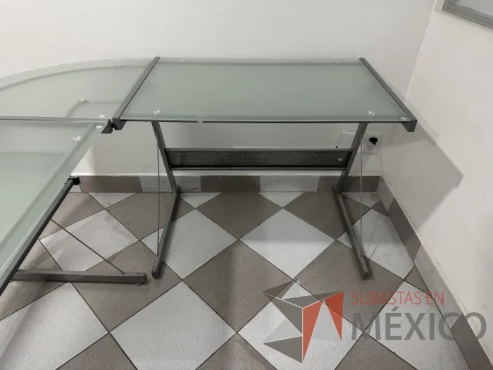 Lote 002 - Escritorio en escuadra con estructura metálica y cubiertas de vidrio con porta teclado - Imagen 8