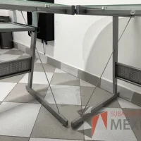 Lote 002 - Escritorio en escuadra con estructura metálica y cubiertas de vidrio con porta teclado - Imagen 9