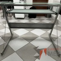 Lote 002 - Escritorio en escuadra con estructura metálica y cubiertas de vidrio con porta teclado - Imagen 10