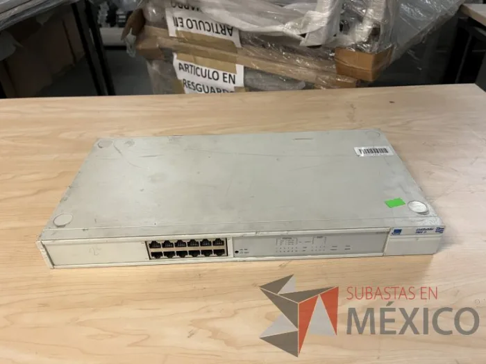 Lote 035 - 10 Modem, 63 Switch, Procesador de audio, 2 Chasis de comunicaciones y Gabinete metálico - Imagen 112