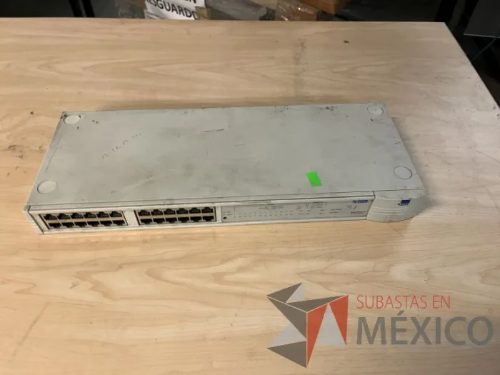 Lote 035 - 10 Modem, 63 Switch, Procesador de audio, 2 Chasis de comunicaciones y Gabinete metálico - Imagen 113