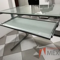 Lote 002 - Escritorio en escuadra con estructura metálica y cubiertas de vidrio con porta teclado - Imagen 12