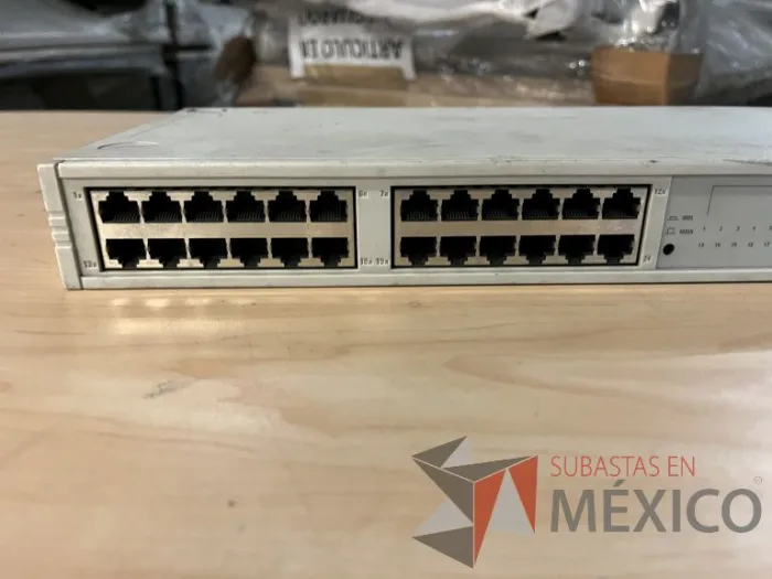 Lote 035 - 10 Modem, 63 Switch, Procesador de audio, 2 Chasis de comunicaciones y Gabinete metálico - Imagen 114