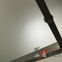 Lote 002 - Escritorio en escuadra con estructura metálica y cubiertas de vidrio con porta teclado - Imagen 13