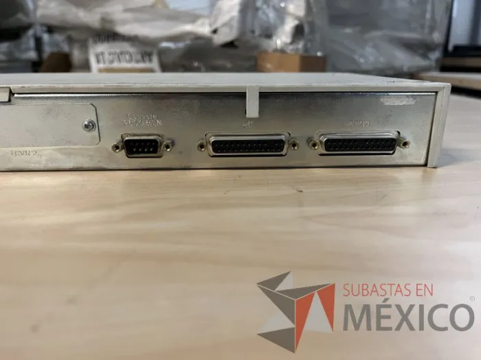 Lote 035 - 10 Modem, 63 Switch, Procesador de audio, 2 Chasis de comunicaciones y Gabinete metálico - Imagen 116