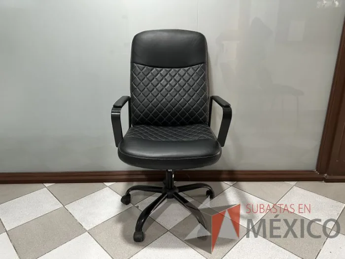 Lote 003 - Silla operativa con ruedas, descansabrazos, asiento y respaldo en color negro