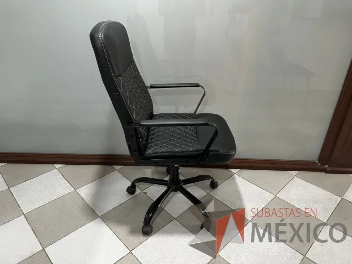Lote 003 - Silla operativa con ruedas, descansabrazos, asiento y respaldo en color negro - Imagen 4