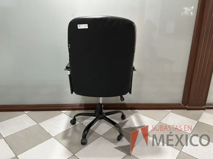Lote 003 - Silla operativa con ruedas, descansabrazos, asiento y respaldo en color negro - Imagen 5