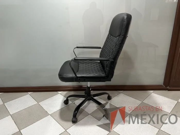 Lote 003 - Silla operativa con ruedas, descansabrazos, asiento y respaldo en color negro - Imagen 6