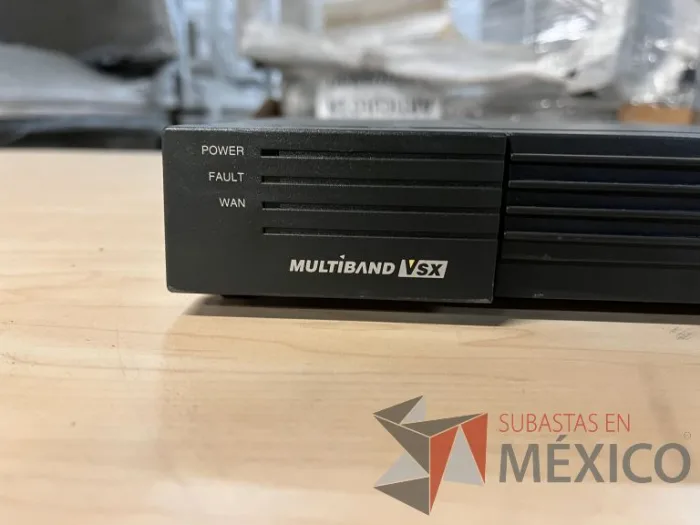 Lote 035 - 10 Modem, 63 Switch, Procesador de audio, 2 Chasis de comunicaciones y Gabinete metálico - Imagen 124