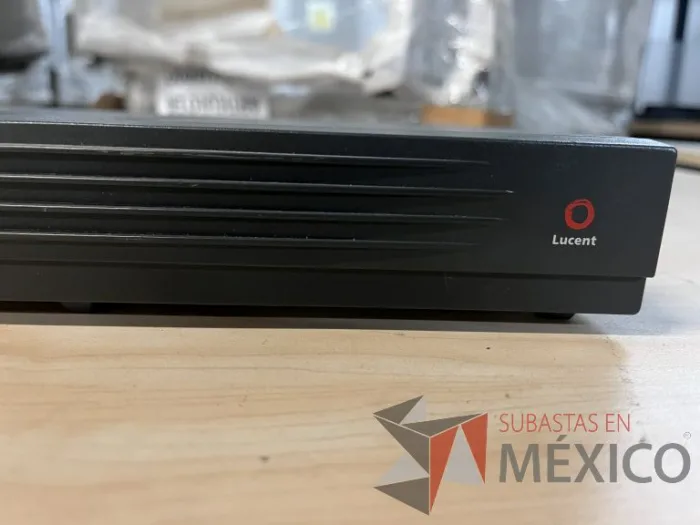 Lote 035 - 10 Modem, 63 Switch, Procesador de audio, 2 Chasis de comunicaciones y Gabinete metálico - Imagen 125