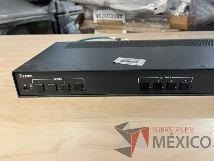 Lote 035 - 10 Modem, 63 Switch, Procesador de audio, 2 Chasis de comunicaciones y Gabinete metálico - Imagen 131