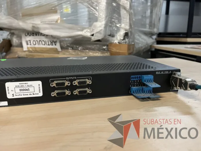 Lote 035 - 10 Modem, 63 Switch, Procesador de audio, 2 Chasis de comunicaciones y Gabinete metálico - Imagen 133