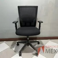 Lote 004 - Silla operativa con ruedas, descansabrazos, respaldo en malla y asiento en tela color negro