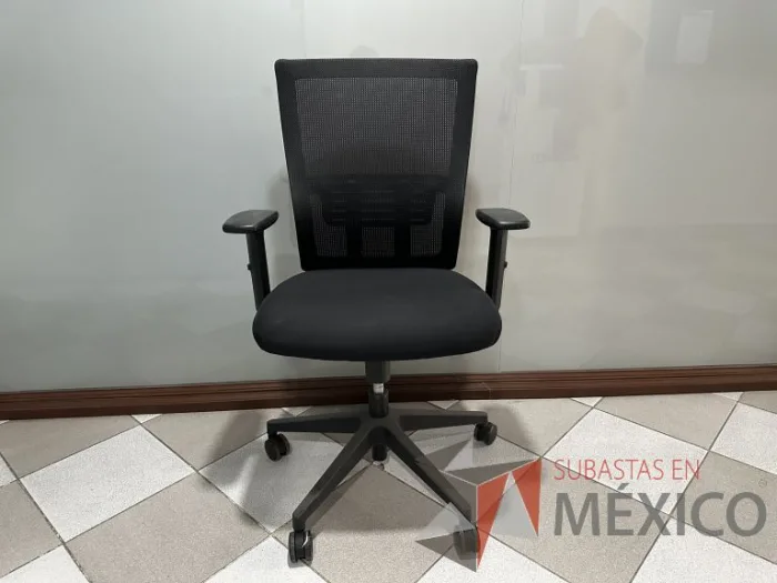 Lote 004 - Silla operativa con ruedas, descansabrazos, respaldo en malla y asiento en tela color negro