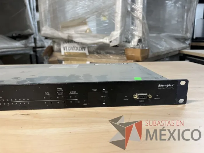 Lote 035 - 10 Modem, 63 Switch, Procesador de audio, 2 Chasis de comunicaciones y Gabinete metálico - Imagen 137