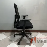 Lote 004 - Silla operativa con ruedas, descansabrazos, respaldo en malla y asiento en tela color negro - Imagen 3