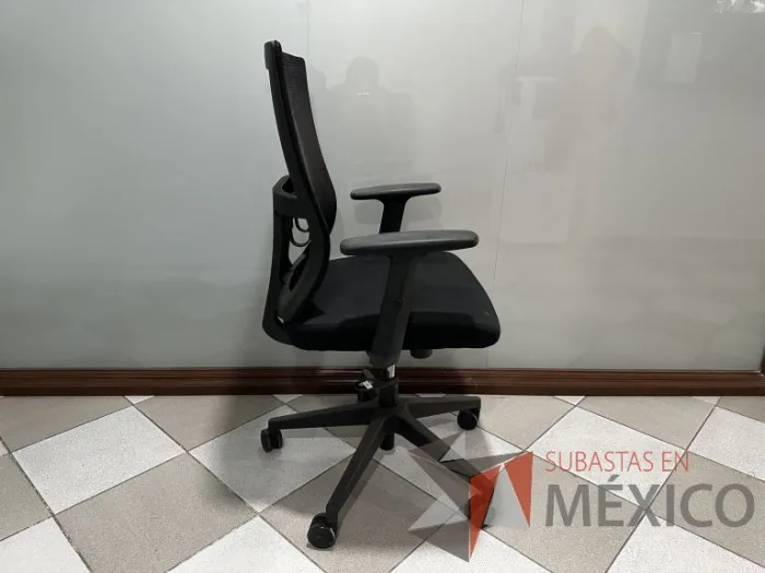 Lote 004 - Silla operativa con ruedas, descansabrazos, respaldo en malla y asiento en tela color negro - Imagen 3