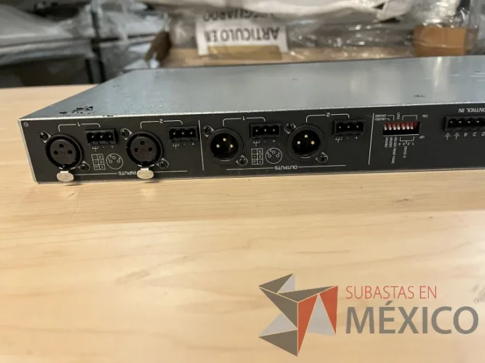 Lote 035 - 10 Modem, 63 Switch, Procesador de audio, 2 Chasis de comunicaciones y Gabinete metálico - Imagen 139