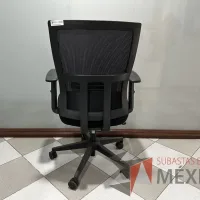 Lote 004 - Silla operativa con ruedas, descansabrazos, respaldo en malla y asiento en tela color negro - Imagen 4
