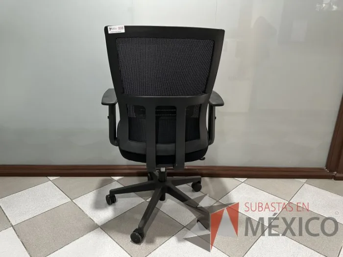 Lote 004 - Silla operativa con ruedas, descansabrazos, respaldo en malla y asiento en tela color negro - Imagen 4